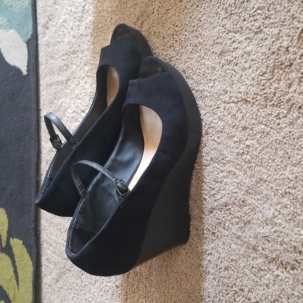 R2 black suede wedges